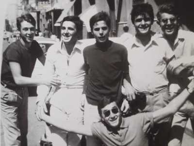 ...e in una terza immagine � in compagnia di tutto il suo gruppo